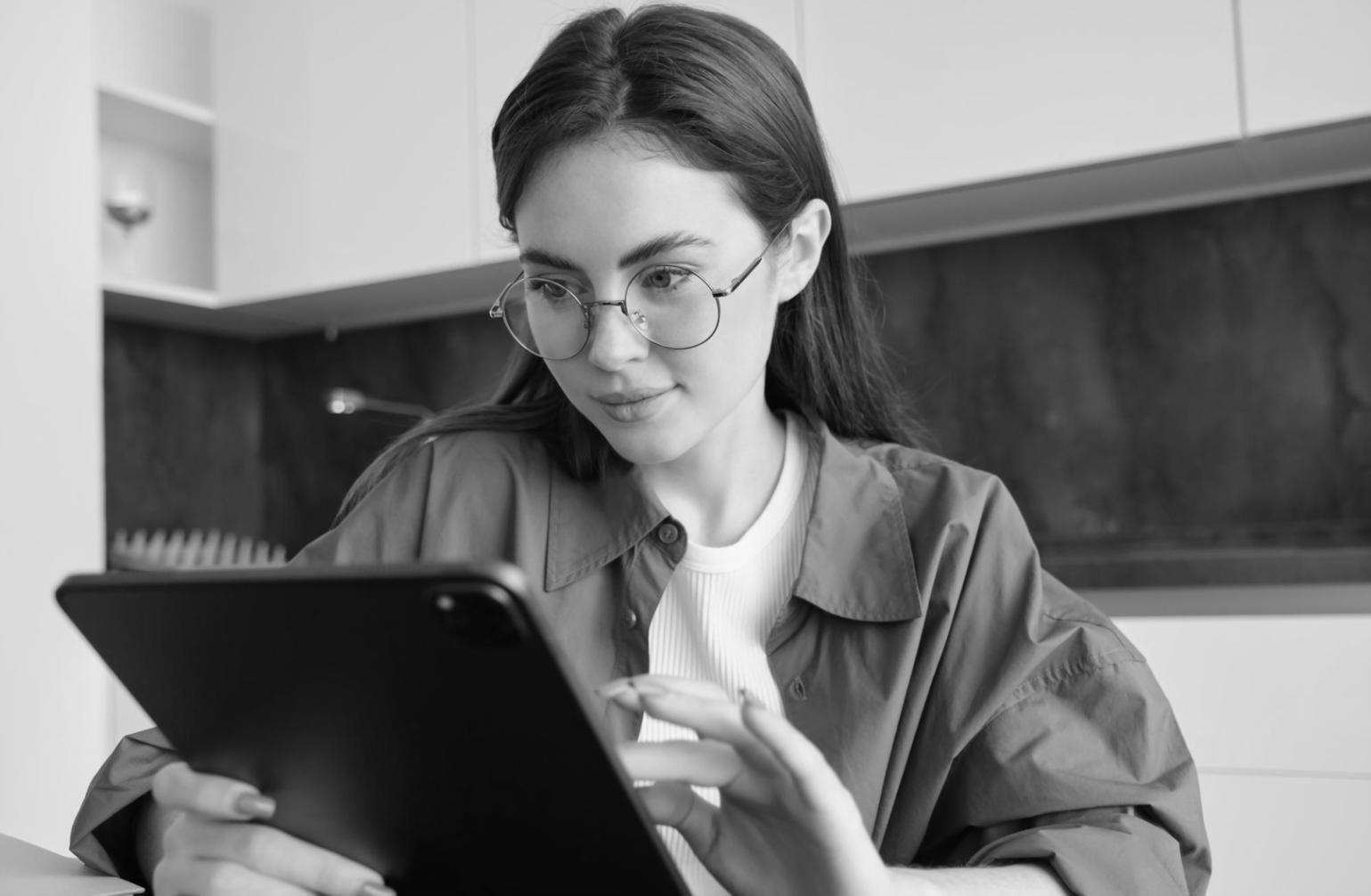 Espace de travail collaboratif parynteqora avec écrans de modélisation financière