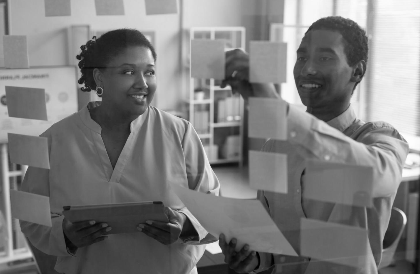 Équipe parynteqora travaillant sur des projections financières