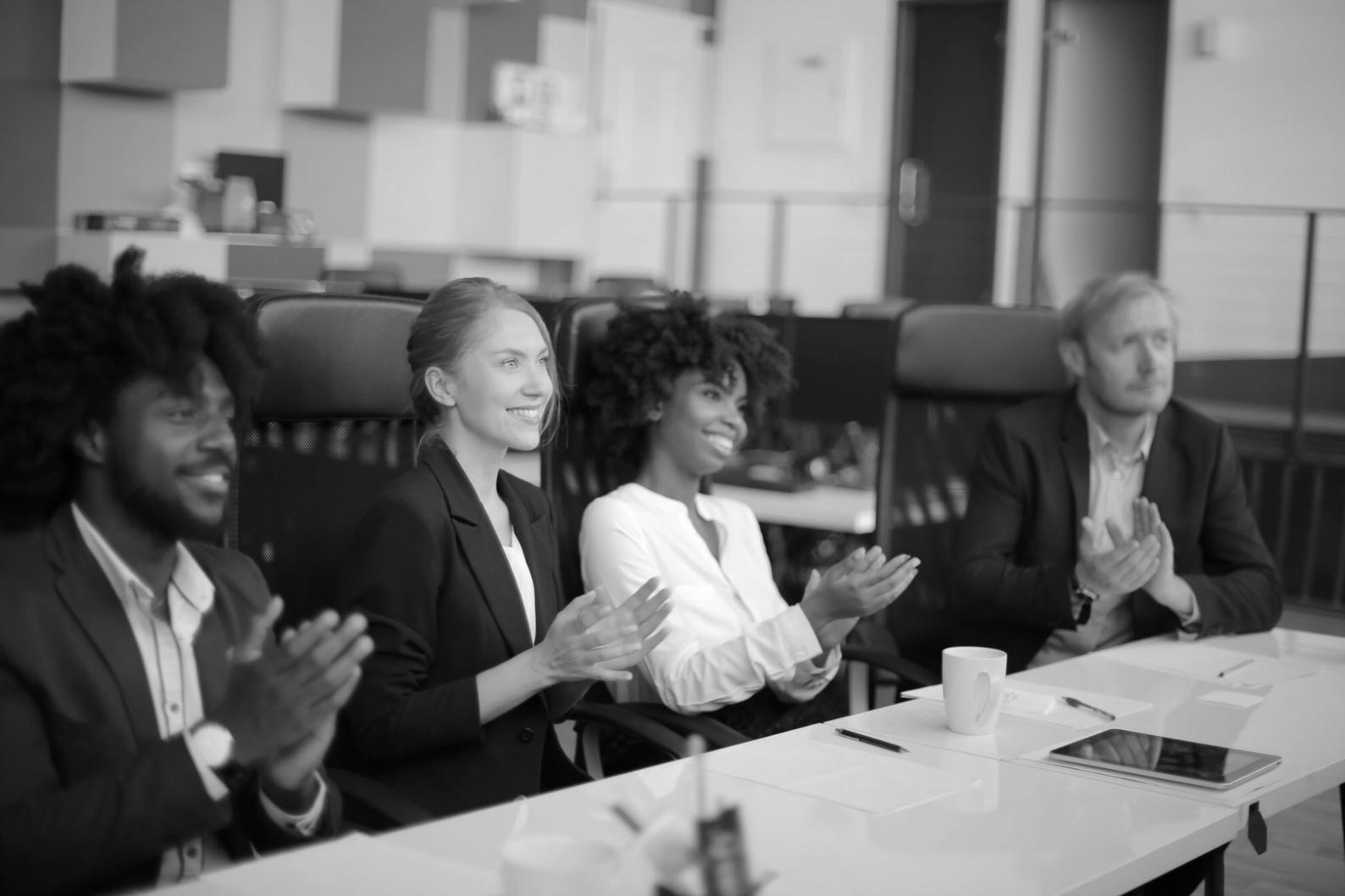 Espace de travail avec analyses financières et modèles de données